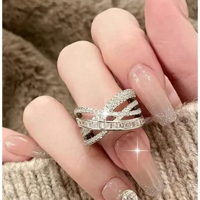 Eleganten nastavljiv prstan s kristali
